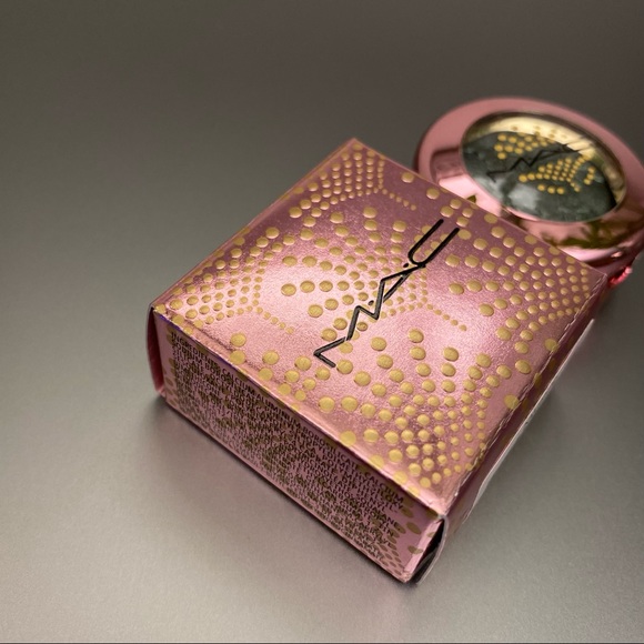 MAC “Mistle-Bow” Sparkler Eyeshadow - Picture 2 of 4